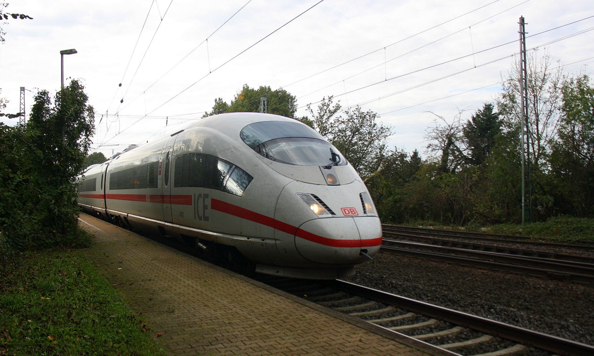 Der ICE3 aus Brüssel-Süd-Frankfurt am Main kommt aus Richtung Aachen-West als Umleiter und fährt durch Kohlscheid und fährt in Richtung Herzogenrath,Neuss.
 Bei schönem Herbstwetter am 11.10.2014. 