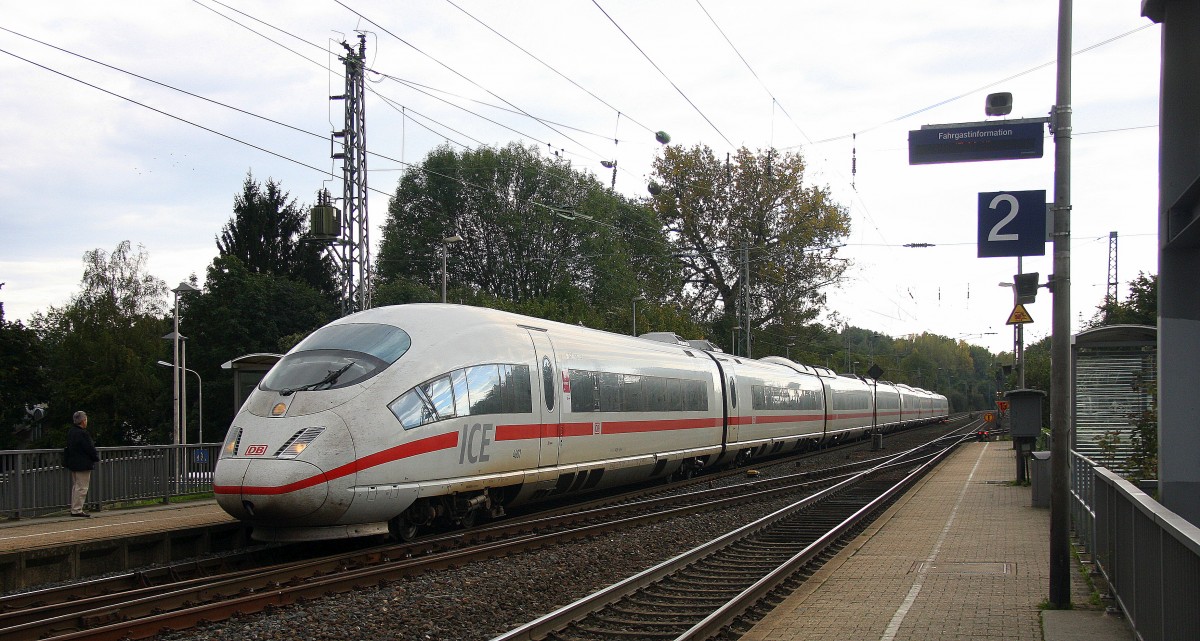 Der ICE3 aus Brüssel-Süd-Frankfurt am Main kommt aus Richtung Aachen-West als Umleiter und fährt durch Kohlscheid und fährt in Richtung Herzogenrath,Neuss bei Sonne und Wolken am Nachmittag vom 11.10.2014.