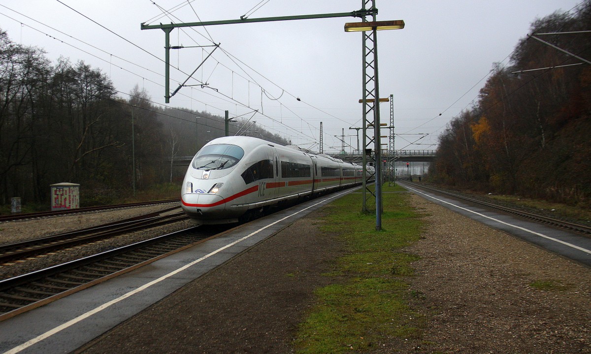 Der ICE3 aus Brüssel-Süd-Frankfurt am Main und kommt durch den Stolberger-Hbf(Rheinland) aus Richtung Aachen-Hbf und fährt in Richtung Köln.
Bei Nebelwolken am Vormittag vom 6.12.2014. 