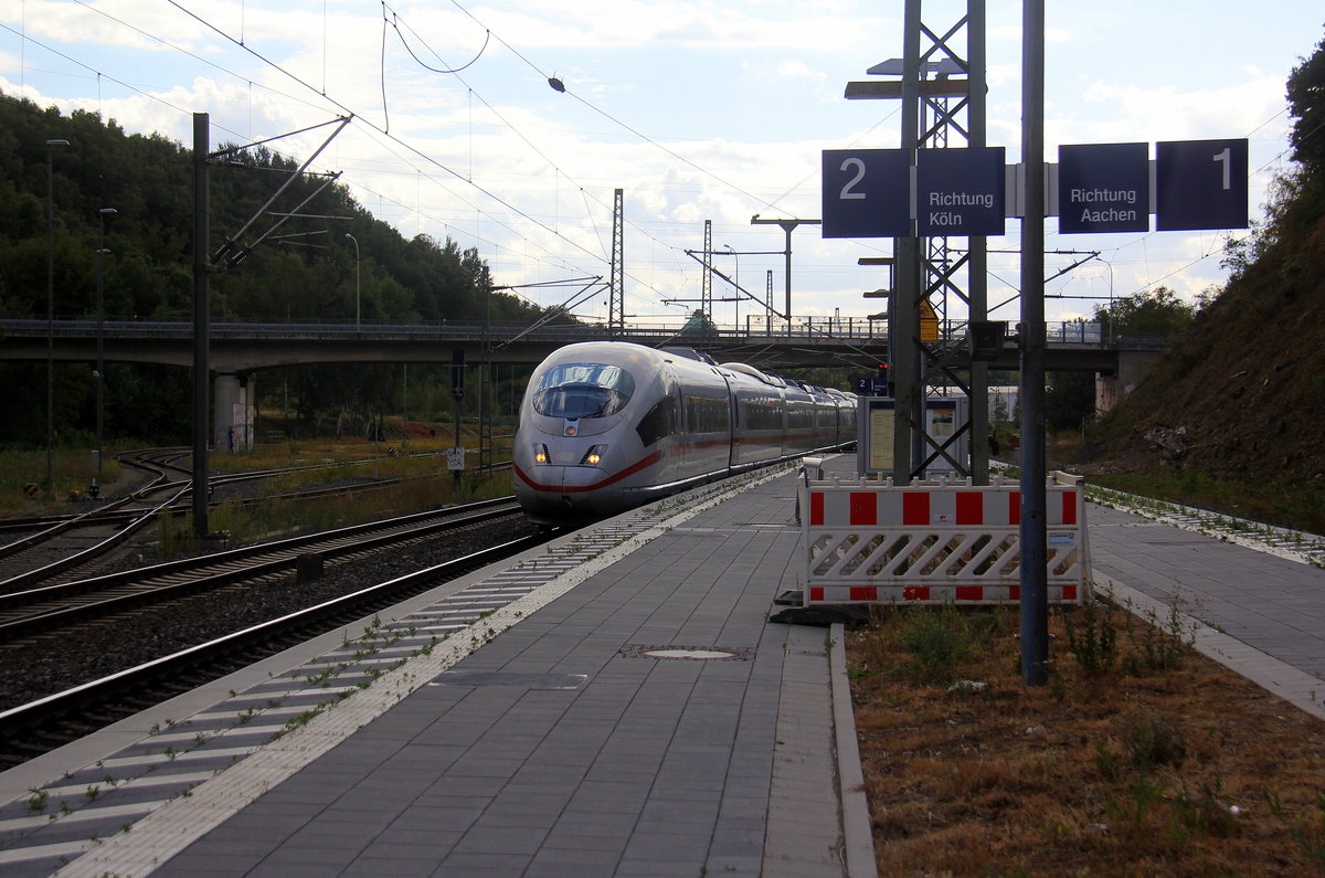 Der ICE3 aus Brüssel-Süd nach Frankfurt am Main und kommt durch den Stolberger-Hbf(Rheinland) aus Richtung Aachen-Hbf und fährt in Richtung Köln.
Aufgenommen vom Bahnsteig 1 in Stolberg-Hbf.
Bei Sommmwetter am Nachmittag vom 10.8.2018.