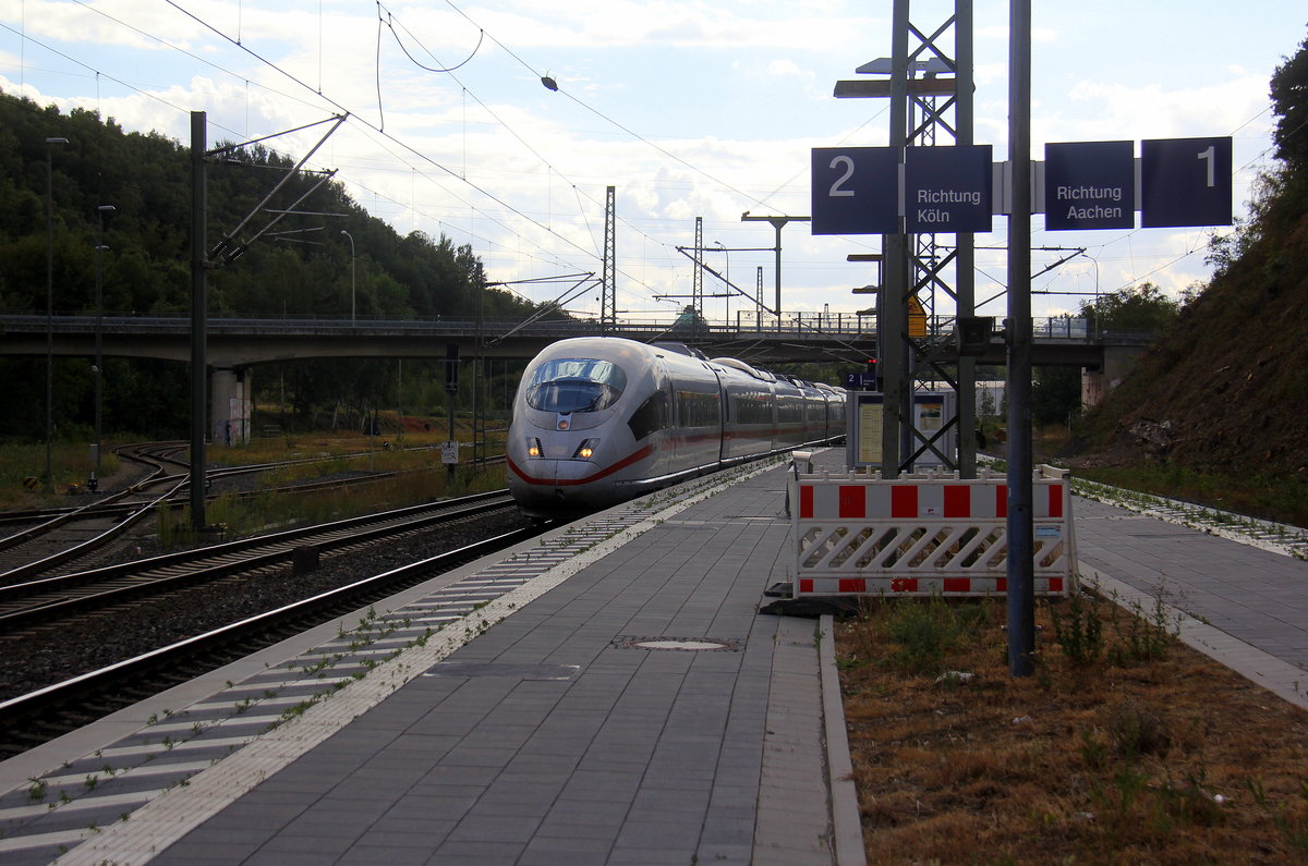 Der ICE3 aus Brüssel-Süd nach Frankfurt am Main und kommt durch den Stolberger-Hbf(Rheinland) aus Richtung Aachen-Hbf und fährt in Richtung Köln.
Aufgenommen vom Bahnsteig 1 in Stolberg-Hbf.
Bei Sommmwetter am Nachmittag vom 10.8.2018.
