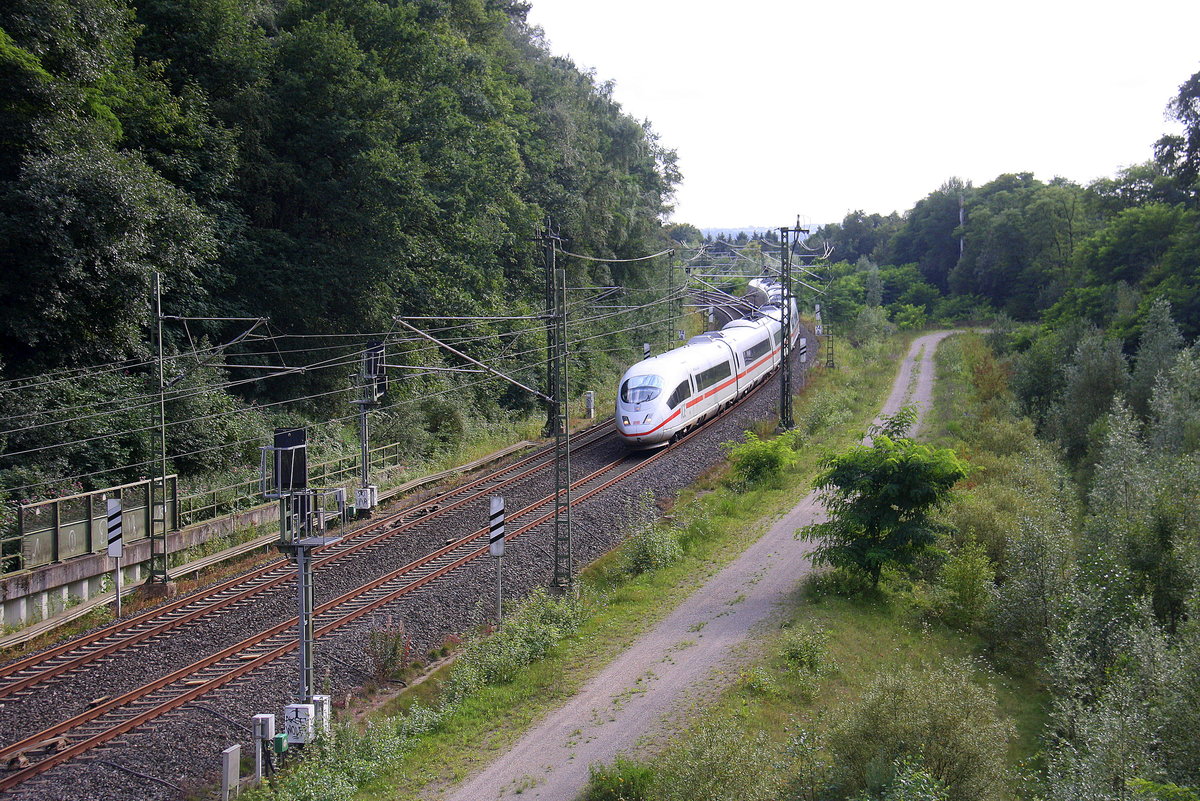 Der ICE3 aus Brüssel-Süd(B) nach Frankfurt am Main und kommt aus Richtung Lüttich-Guillemins(B),Walhorn(B), Hergenrath(B) und fährt gleich in den Aachener-Buschtunnel ein. Aufgenommen von einer Fußgängerbrückein Preusswald bei Aachen. 
Bei Sommerwetter am Nachmittag vom 24.8.2017.