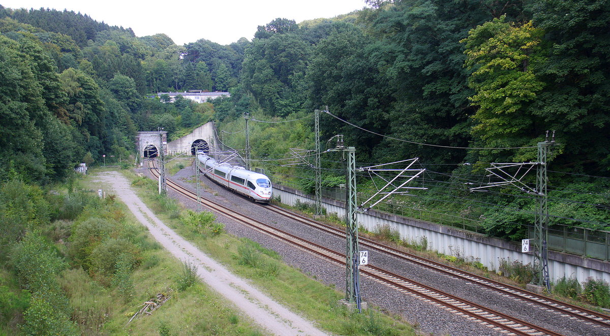 Der ICE3 aus Frankfurt am Main nach Brüssel-Süd(B) und kamm aus dem Aachener-Buschtunnel aus Rictung Aachen-Hbf und fährt in Richtung Hergenrath(B). Aufgenommen von einer Fußgängerbrückein Preusswald bei Aachen.
Bei Sommerwetter am Nachmittag vom 24.8.2017.