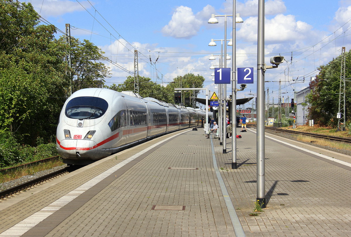 Der ICE3 aus Frankfurt am Main nach Brüssel-Süd(B) und kommt aus Richtung Köln und fährt durch Aachen-Rothe-Erde und fährt gleich in den Aachener-Hbf ein.
Aufgenommen vom Bahnsteig 1 in Aachen-Rothe-Erde. 
Bei Sommerwetter am Nachmittag vom 10.8.2018.