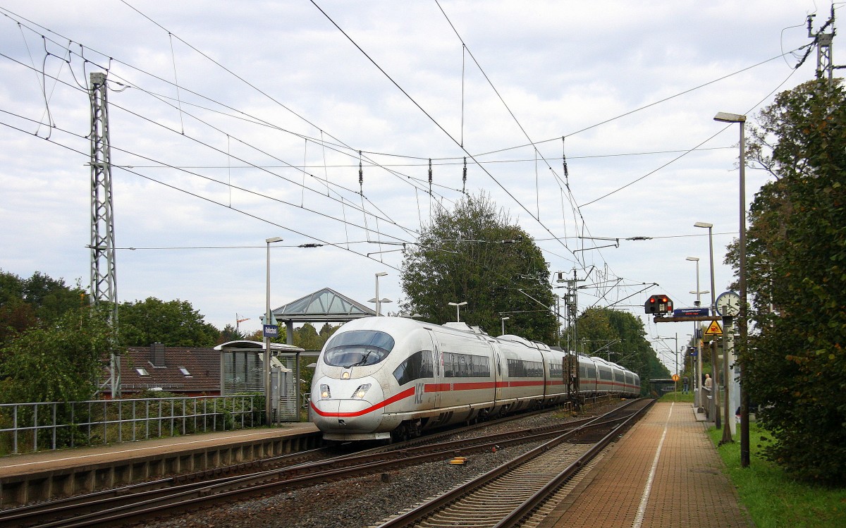 Der ICE3 aus Frankfurt am Main-Brüssel-Süd kommt durch Kohlscheid als Umleiter aus Richtung Neuss,Herzogenrath und fährt in Richtung Aachen-West,Hbf und fährt die Kohlscheider-Rampe hoch nach Aachen-West bei Sonne und Wolken am 11.10.2014.