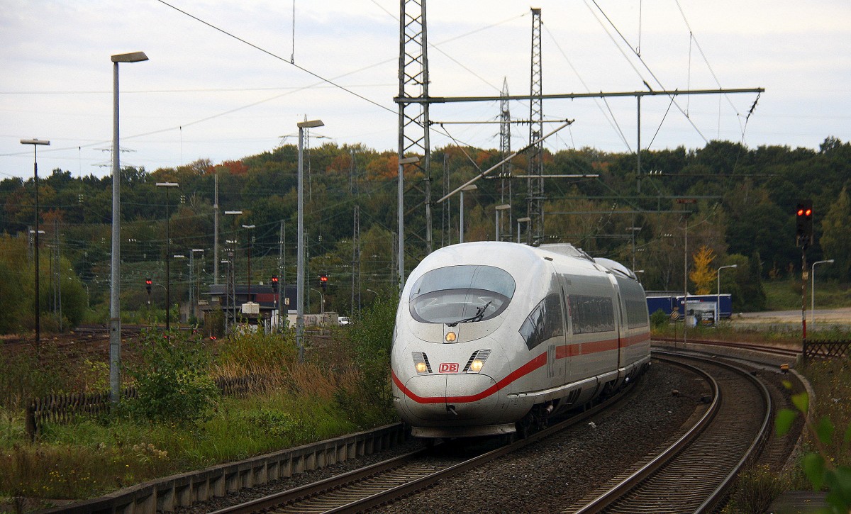 Der ICE3 aus Frankfurt am Main-Brüssel-Süd kommt durch Herzogenrath als Umleiter aus Richtung Rheydt,Übach-Palenberg, und fährt in Richtung Kohlscheid,Richterich,Laurensberg,Aachen-West,Aachen-Schanz,Aachen-Hbf bei Regenwolken am Abend vom 12.10.2014.