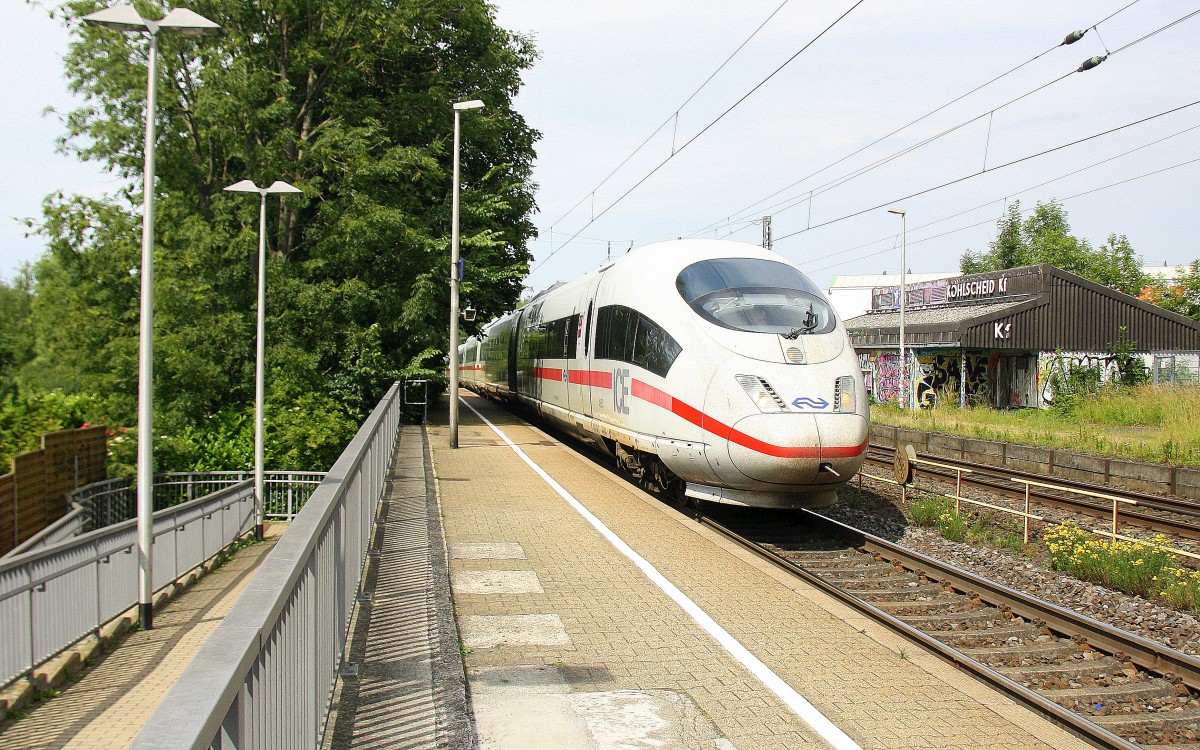 Der ICE3 aus Frankfurt am Main-Brüssel-Süd kommt durch Kohlscheid als Umleiter aus Richtung Neuss,Herzogenrath und fährt in Richtung Aachen-West,Hbf und fährt die Kohlscheider-Rampe hoch nach Aachen-West.
Bei Sonnenschein am Nachmittag vom 28.6.2015.