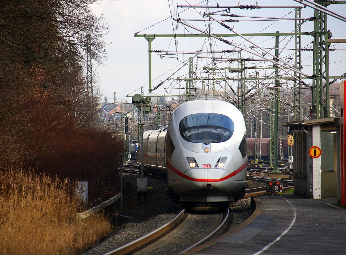 Der ICE3 aus Frankfurt am Main nach Brüssel-Süd(B)  kommt durch Stolberg-Rheinland-Hbf aus Richtung Köln und fährt in Richtung Eilendorf,Aachen-Rothe Erde,Aachen-Hbf.
Bei Sonne und Wolken am Kalten Mittag vom 12.12.2015.