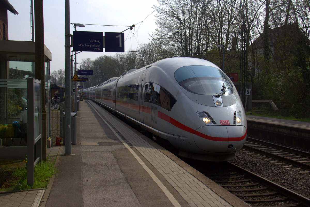 Der ICE3 aus Frankfurt(am Main-Hbf)(D) nach Amsterdam(NL) und kommt als Umleiter  aus Richtung Köln,Pulheim und fährt durch Stommeln in Richtung Rommerskirchen,Grevenbroich,Gubberath,Jüchen,Rheydt,Mönchengladbach.
Aufgenommen vom Bahnsteig 1 in Stommeln. 
Bei schönem Frühlingswetter am Nachmittag vom 14.4.2018.