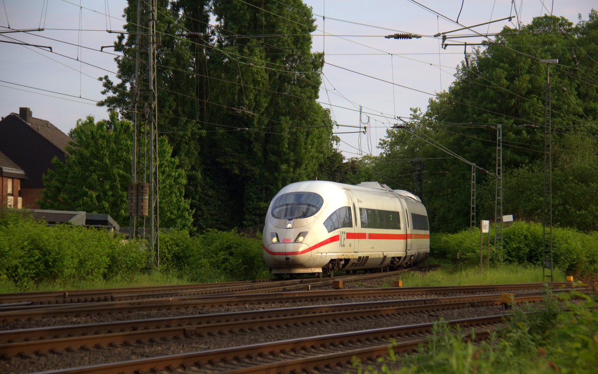 Der ICE3 aus Frankfurt(am Main-Hbf)(D) nach Amsterdam(NL) und kommt aus Richtung Köln,Grevenbroich und fährt durch Rheydt-Hbf und fährt in Richtung Mönchengladbach-Hbf. Aufgenommen von einem Parkplatz in Rheydt.
Am Abend vom 11.5.2018.