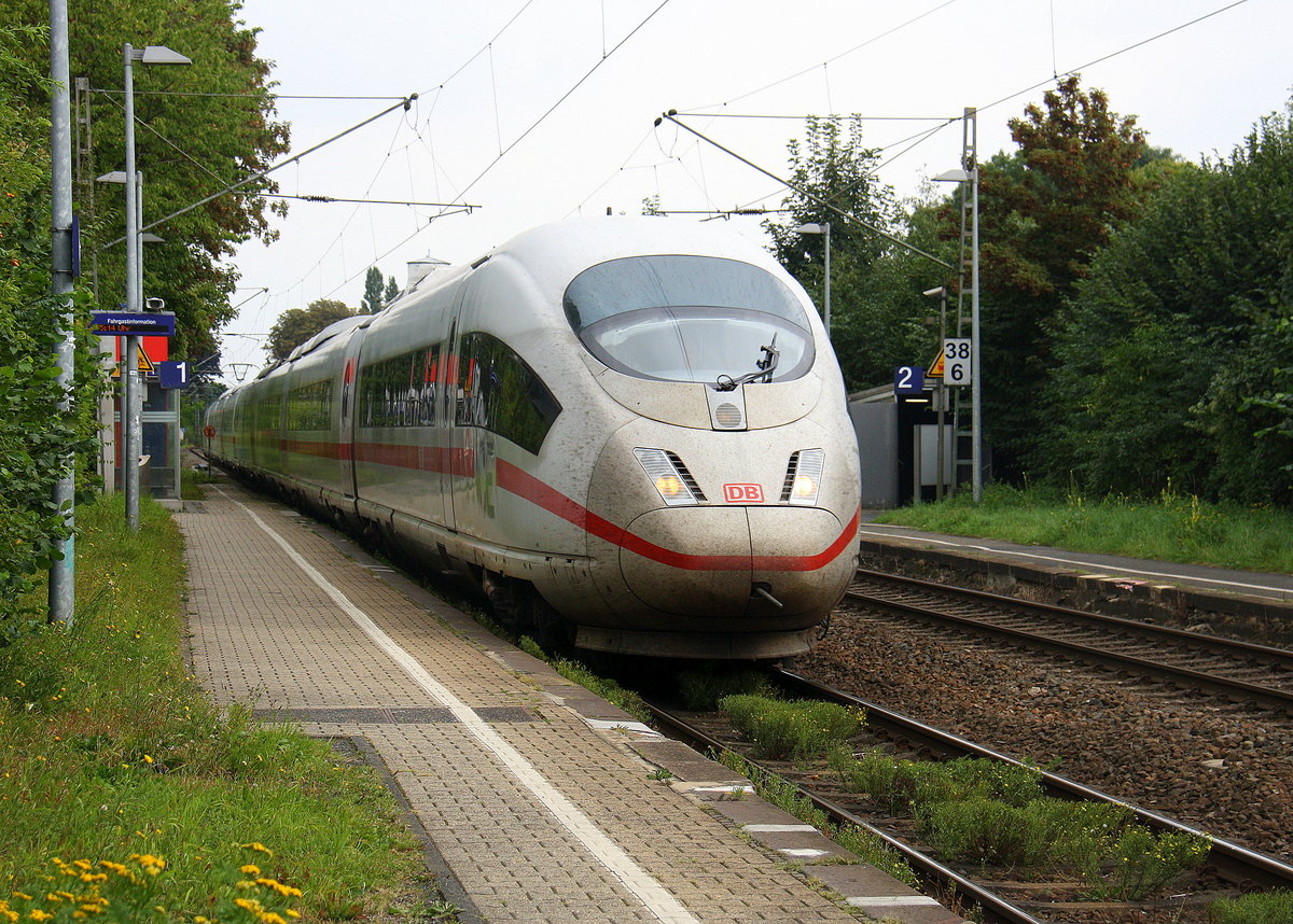 Der ICE3 aus Frankfurt(am Main-Hbf)(D) nach Amsterdam(NL) und kommt aus Richtung Köln,Grevenbroich und fährt durch Jüchen in Richtung Mönchengladbach-Hbf. Aufgenommen vom Bahnsteig 1 Jüchen.
Bei Sommerwetter am Nachmittag vom 17.9.2016.