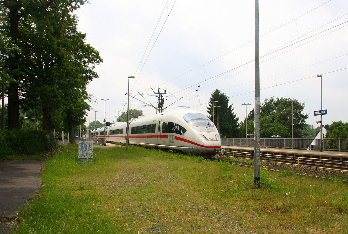 Der ICE3 DB aus Brüssel-Süd-Frankfurt am Main kommt aus Richtung Aachen-West als Umleiter und fährt durch Kohlscheid und fährt in Richtung Herzogenrath,Mönchengladach.
Aufgenommen von Bahnsteig 1 in Kohlscheid. 
Bei Sommerwetter am Mittag vom 3.6.2017.