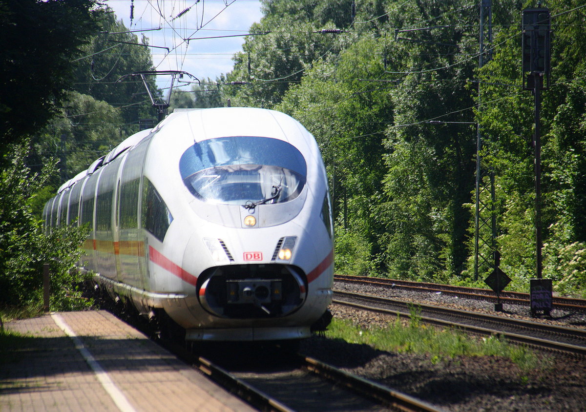 Der ICE3 DB aus Brüssel-Süd-Frankfurt am Main kommt aus Richtung Aachen-West als Umleiter und fährt durch Kohlscheid und fährt in Richtung Herzogenrath,Mönchengladach. Aufgenommen von Bahnsteig 1 in Kohlscheid. 
Bei Sommerwetter am Mittag vom 5.6.2017.