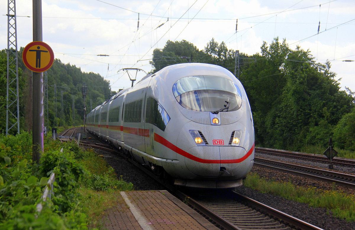 Der ICE3 DB aus Brüssel-Süd-Frankfurt am Main kommt aus Richtung Aachen-West als Umleiter und fährt durch Kohlscheid und fährt in Richtung Herzogenrath,Mönchengladach. 
Aufgenommen von Bahnsteig 1 in Kohlscheid.
Bei Sonne und Wolken am Nachmittag vom 21.6.2018.