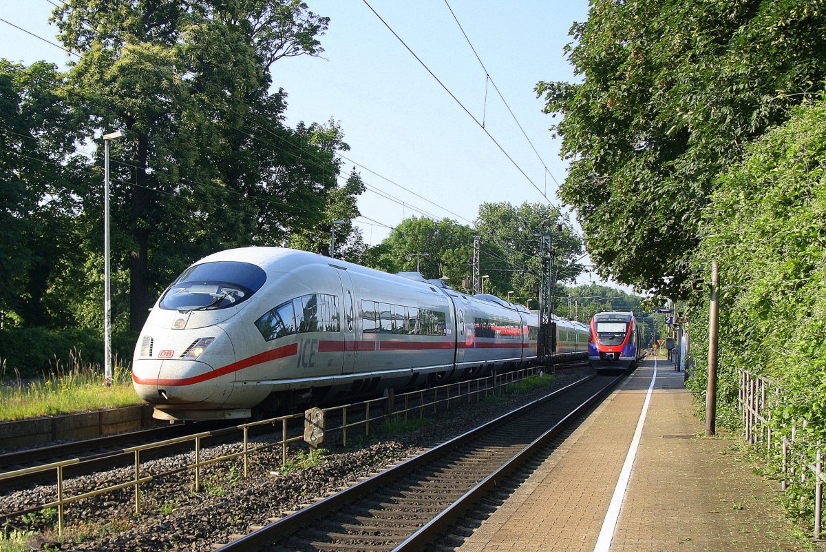 Der ICE3 DB aus Brüssel-Süd-Frankfurt am Main kommt aus Richtung Aachen-West als Umleiter und fährt durch Kohlscheid und fährt in Richtung Herzogenrath,Neuss.
An einem schönem Sommermorgen vom 2.7.2015.