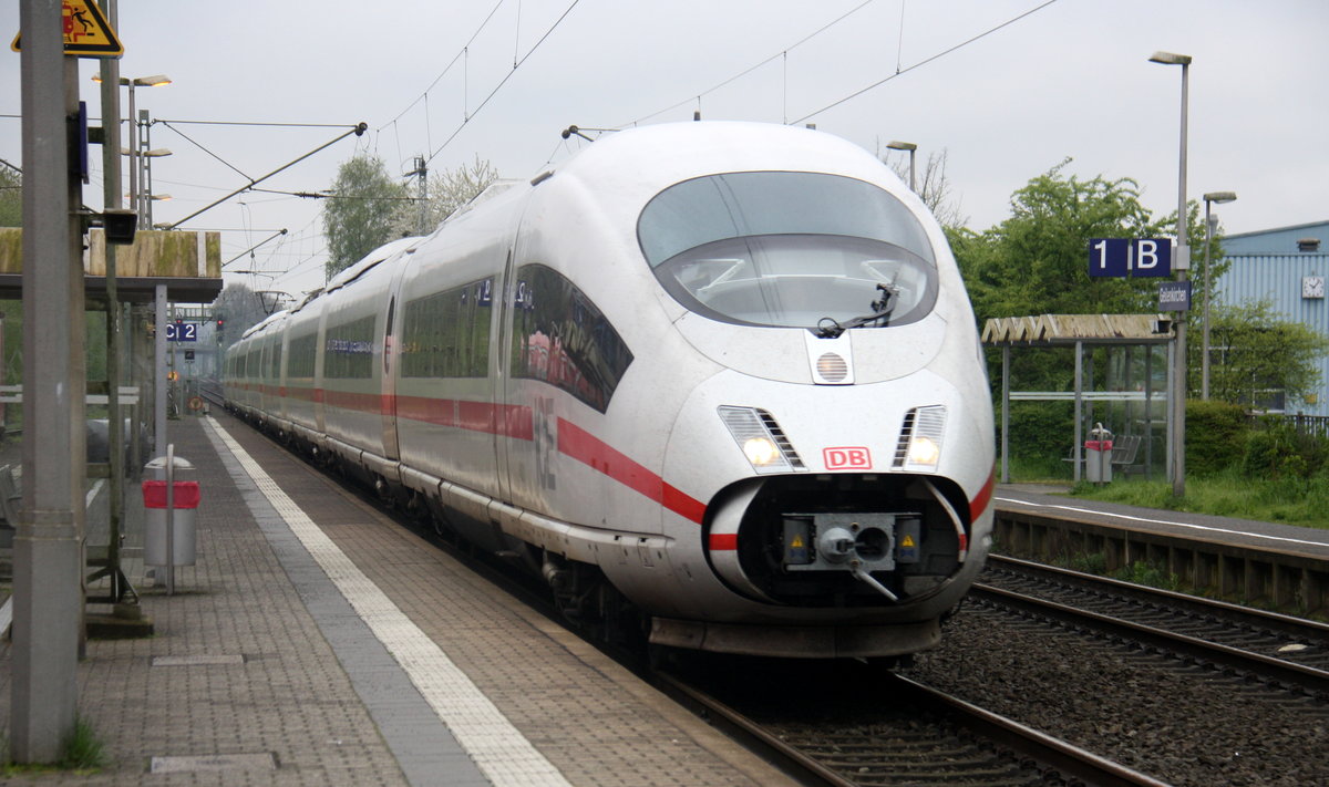 Der ICE3 DB aus Brüssel-Süd(B) nach  Frankfurt-am-Main(D) kommt durch Geilenkirchen als Umleiter aus Richtung Aachen in Richtung Mönchengladbach.
Aufgenommen vom Bahnsteig 2 in Geilenkirchen. 
Bei Regenwetter am Morgen vom 17.4.2017.