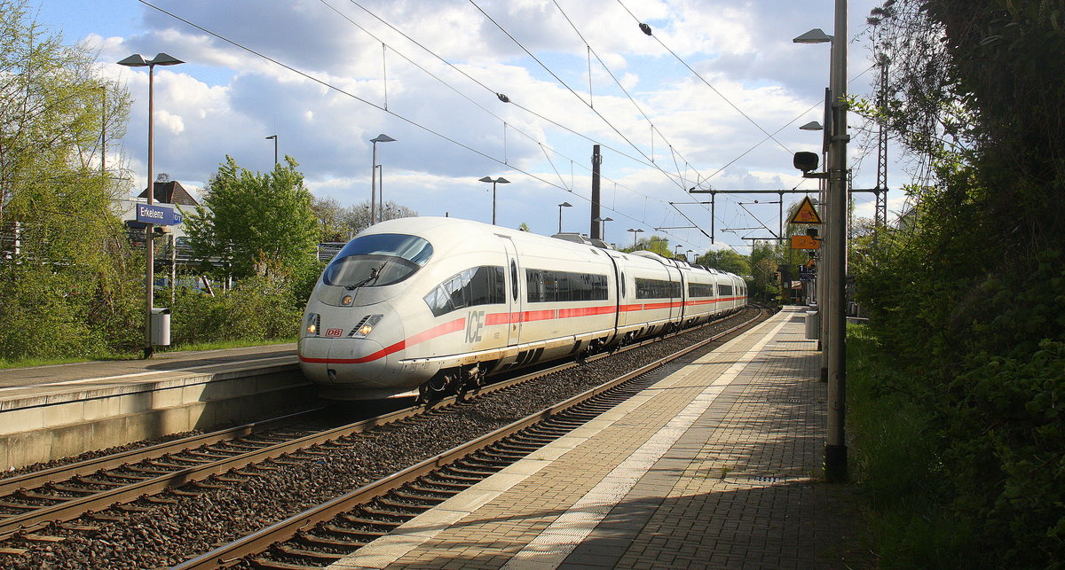 Der ICE3 DB aus Brüssel-Süd(B) nach Frankfurt-am-Main(D) kommt als Umleiter durch Erkelenz in Richtung Mönchengladbach.
Aufgenommen vom Bahnsteig 1 in Erkelenz. 
Am 17.4.2017.