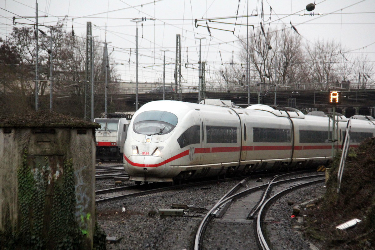 Der ICE3 DB aus Brüssel-Süd(B) nach Frankfurt am Main(D) kommt als Umleiter aus Richtung Aachen-Hbf,Aachen-Schanz und fährt duch Aachen-West in Richtung Laurensberg,Richterich,Kohlscheid,Herzogenrath,Hofstadt, Finkenrath,Rimburg,Übach-Palenberg,Zweibrüggen,Frelenberg,Geilenkirchen,Süggerath,Lindern,Brachelen,Hückelhoven-Baal,Erkelenz,Herrath,Beckrath,Wickrath,Rheydt.
Aufgenommen vom Bahnsteig in Aachen-West.
Bei Regenwetter am Nachmittag vom 26.1.2019. 