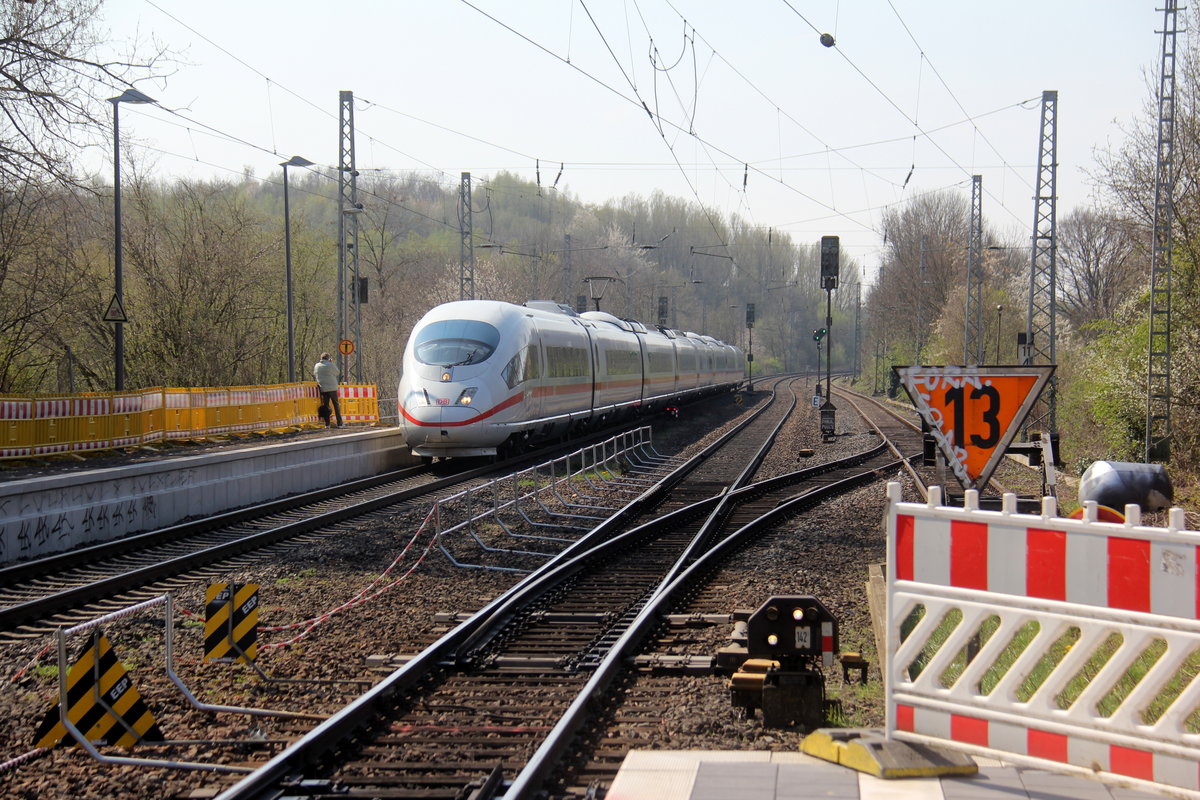 Der ICE3 DB aus Brüssel-Süd(B) nach Frankfurt-am-Main(D) kommt aus Richtung Aachen-West als Umleiter und fährt durch Kohlscheid und fährt in Richtung Herzogenrath,Mönchengladach. Aufgenommen von Bahnsteig 2 in Kohlscheid. 
Bei schönem Frühlingswetter am Vormittag vom 7.4.2019.