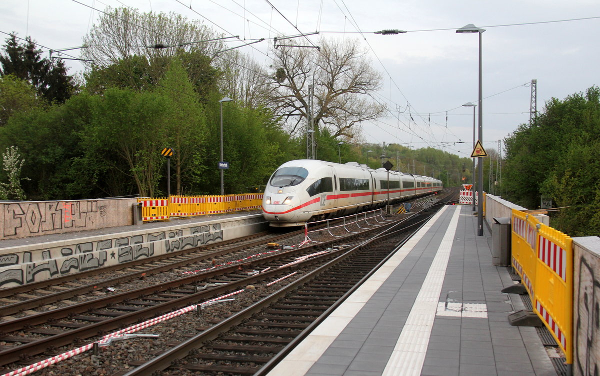 Der ICE3 DB aus Brüssel-Süd(B) nach Frankfurt-am-Main(D) kommt aus Richtung Aachen-West als Umleiter und fährt durch Kohlscheid und fährt in Richtung Herzogenrath,Mönchengladach. Aufgenommen von Bahnsteig 2 in Kohlscheid.
Am 23.4.2019.