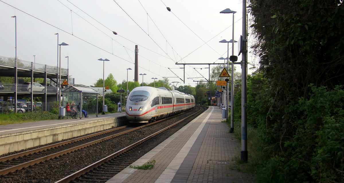 Der ICE3 DB aus Brüssel-Süd(B) nach Frankfurt-am-Main(D) kommt als Umleiter durch Erkelenz in Richtung Mönchengladbach. 
Aufgenommen vom Bahnsteig 1 in Erkelenz. 
Bei Sommerwetter am 23.4.2019.