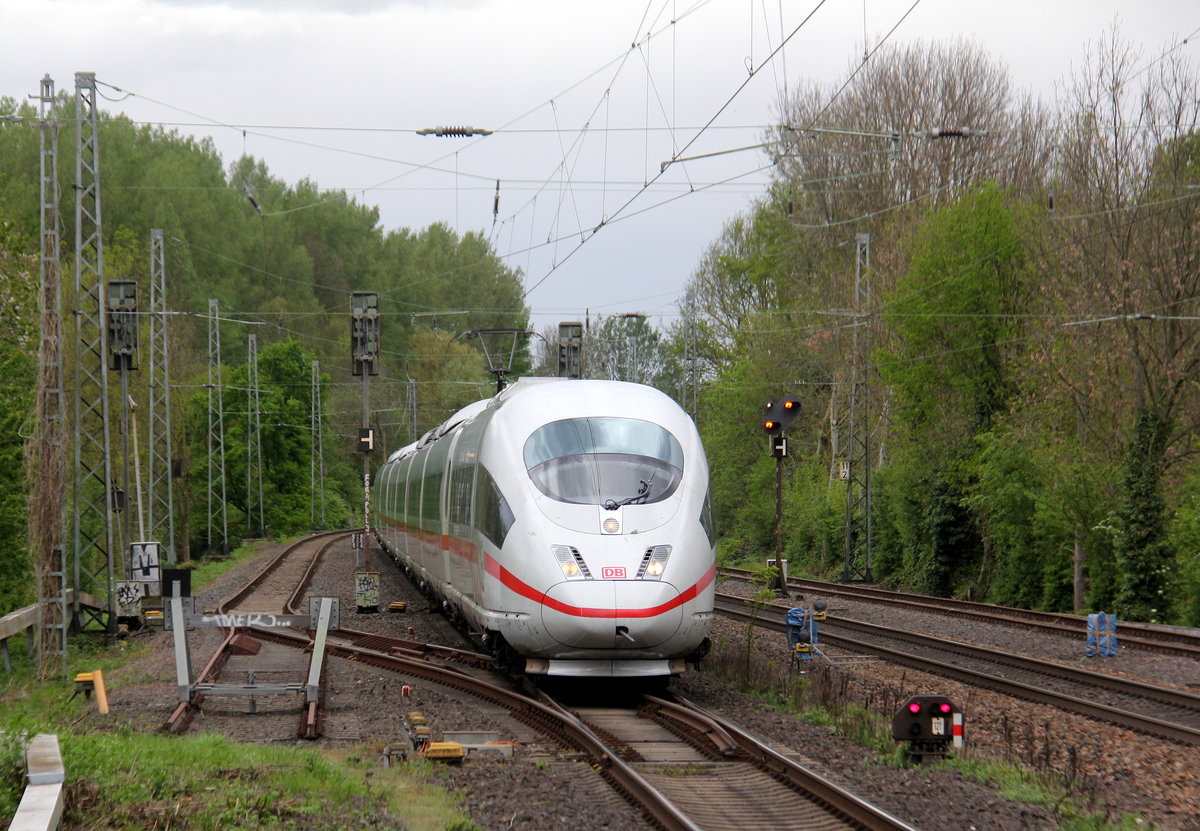 Der ICE3 DB aus Brüssel-Süd(B) nach Frankfurt-am-Main(D) kommt aus Richtung Aachen-West als Umleiter und fährt durch Kohlscheid und fährt in Richtung Herzogenrath,Mönchengladach. Aufgenommen von Bahnsteig 1 in Kohlscheid. 
Am 25.4.2019.