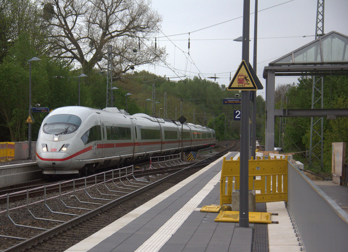 Der ICE3 DB aus Brüssel-Süd(B) nach Frankfurt-am-Main(D) kommt aus Richtung Aachen-West als Umleiter und fährt durch Kohlscheid und fährt in Richtung Herzogenrath,Mönchengladach. Aufgenommen von Bahnsteig 2 in Kohlscheid.
Am 25.4.2019.