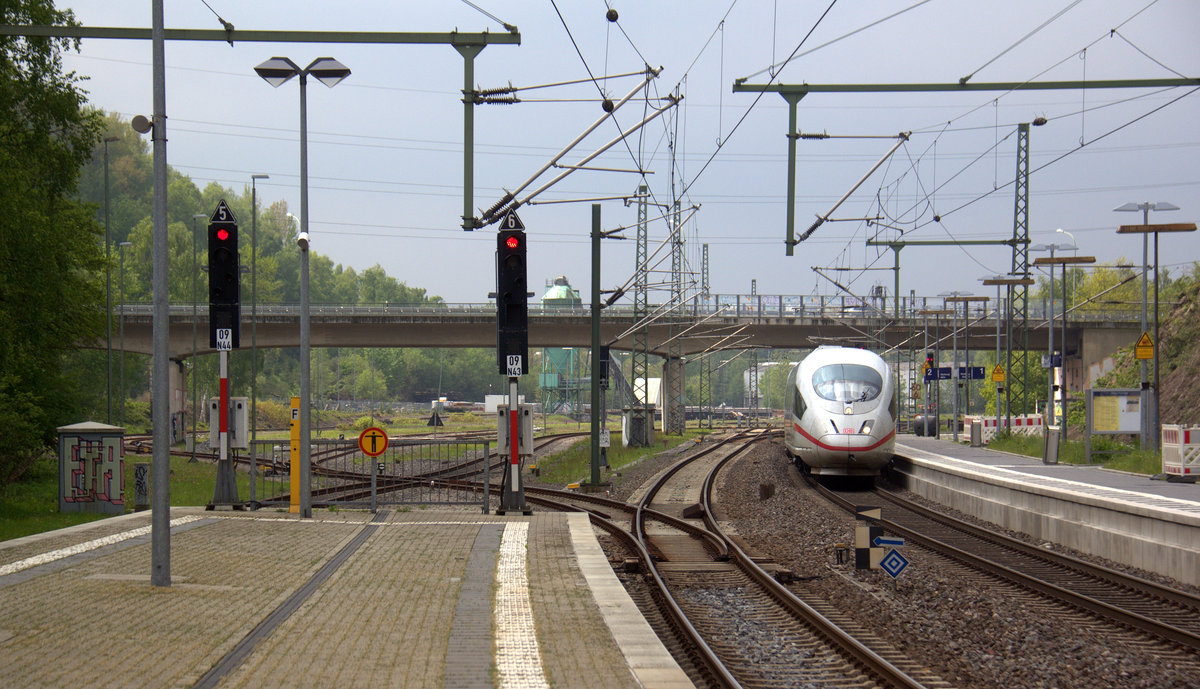 Der ICE3 DB aus Brüssel-Süd(B) nach Frankfurt-am-Main(D) und kommt durch den Stolberger-Hbf(Rheinland) aus Richtung Aachen-Hbf und fährt in Richtung Köln. 
Aufgenommen vom Bahnsteig 43 von Stolberg-Rheinland-Hbf. 
Bei Sonne und Regenwolken am Mittag vom 11.5.2019.