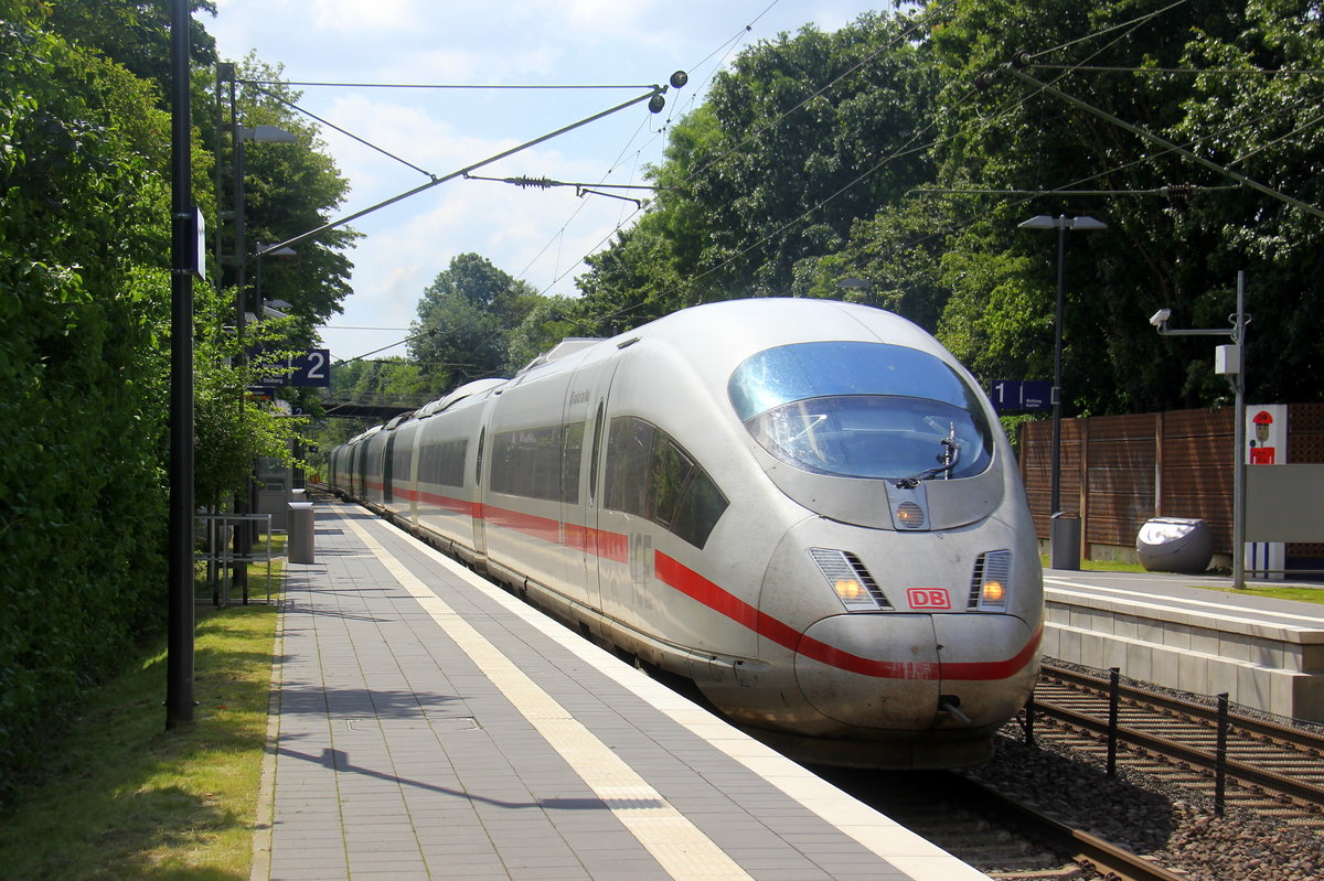 Der ICE3 DB aus Brüssel-Süd(B) nach Frankfurt-am-Main-Hbf(D) und kommt aus Richtung Aachen-Hbf,Aachen-Rothe-Erde und fährt durch Aachen-Eilendorf in Richtung Stolberg-Hbf(Rheinland)Eschweiler-Hbf,Langerwehe,Düren,Merzenich,Buir,Horrem,Kerpen-Köln-Ehrenfeld,Köln-Hbf. 
Aufgenommen vom Bahnsteig 1 in Aachen-Eilendorf. 
Bei Sommerwetter am Nachmittag vom 15.6.2019.