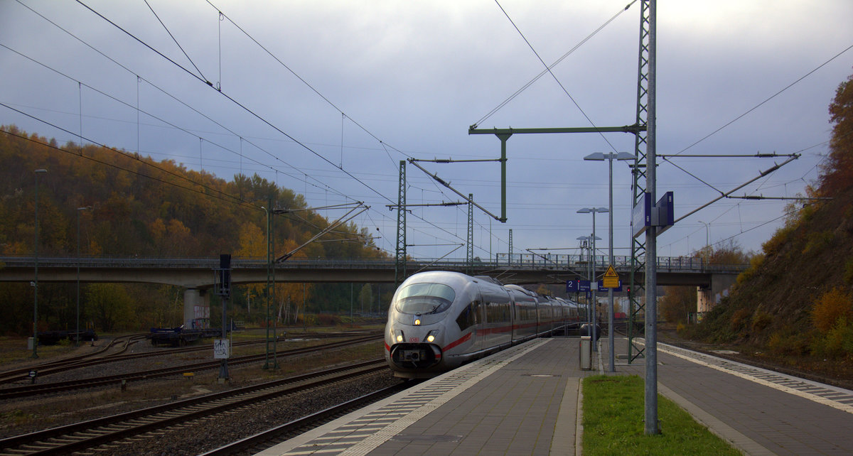 Der ICE3 DB aus Brüssel-Süd(B) nach Frankfurt-am-Main(D) und kommt durch den Stolberger-Hbf(Rheinland) aus Richtung Aachen-Hbf und fährt in Richtung Köln. 
Aufgenommen vom Bahnsteig 43 von Stolberg-Rheinland-Hbf. 
Am Nachmittag vom 23.11.2019.