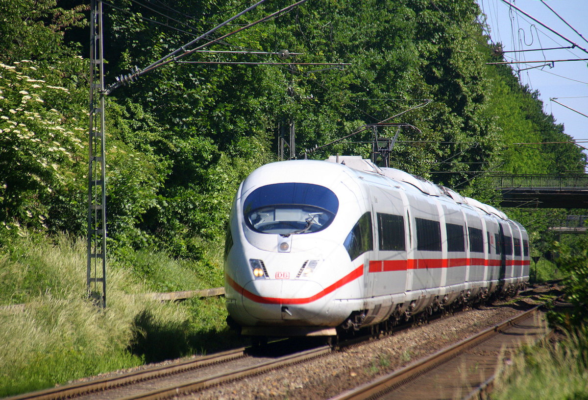 Der ICE3 DB aus Frankfurt am Main-Brüssel-Süd kommt durch Kohlscheid als Umleiter aus Richtung Neuss,Herzogenrath und fährt in Richtung Aachen-West,Hbf und fährt die Kohlscheider-Rampe hoch. 
Aufgenommen von Bahnsteig 1 in Kohlscheid. 
Bei Sommerwetter am Vormittag vom 5.6.2017.