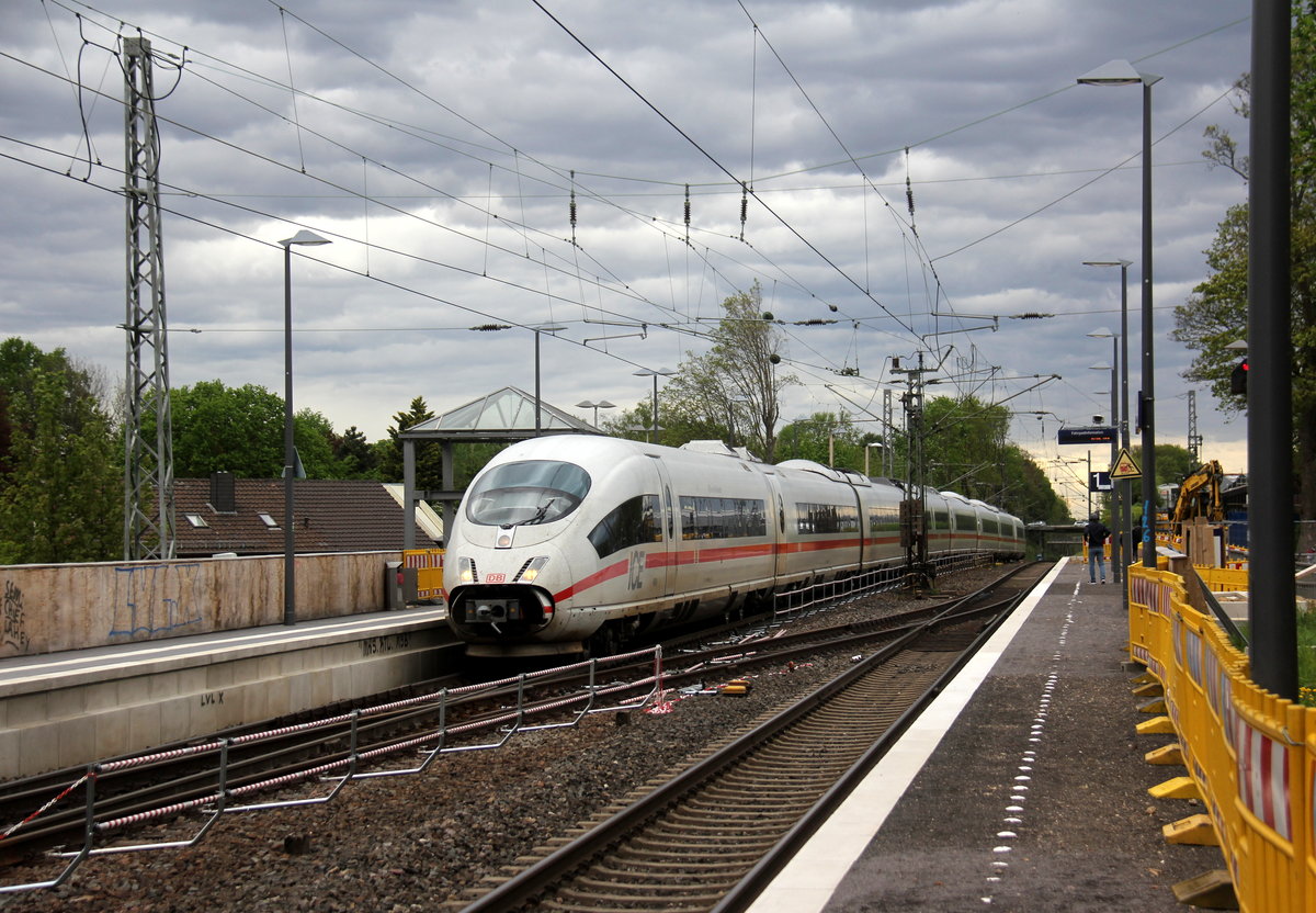 Der ICE3 DB aus Frankfurt am Main nach -Brüssel-Süd kommt durch Kohlscheid als Umleiter aus Richtung Neuss,Herzogenrath und fährt in Richtung Aachen-West,Hbf und fährt die Kohlscheider-Rampe hoch. 
Aufgenommen von Bahnsteig 1 in Kohlscheid. 
Am 25.4.2019.