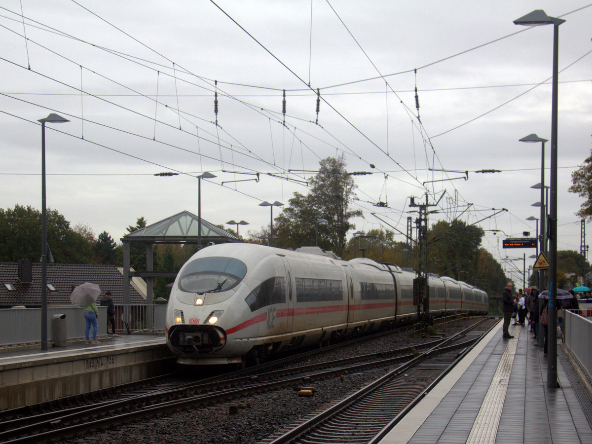 Der ICE3 DB aus Frankfurt am Main nach Brüssel-Süd kommt durch Kohlscheid als Umleiter aus Richtung Mönchengladbach,Herzogenrath und fährt in Richtung Aachen-West,Hbf und fährt die Kohlscheider-Rampe hoch. 
Aufgenommen von Bahnsteig 1 in Kohlscheid.
Bei Regenwetter am Nachmittag vom 15.10.2019.