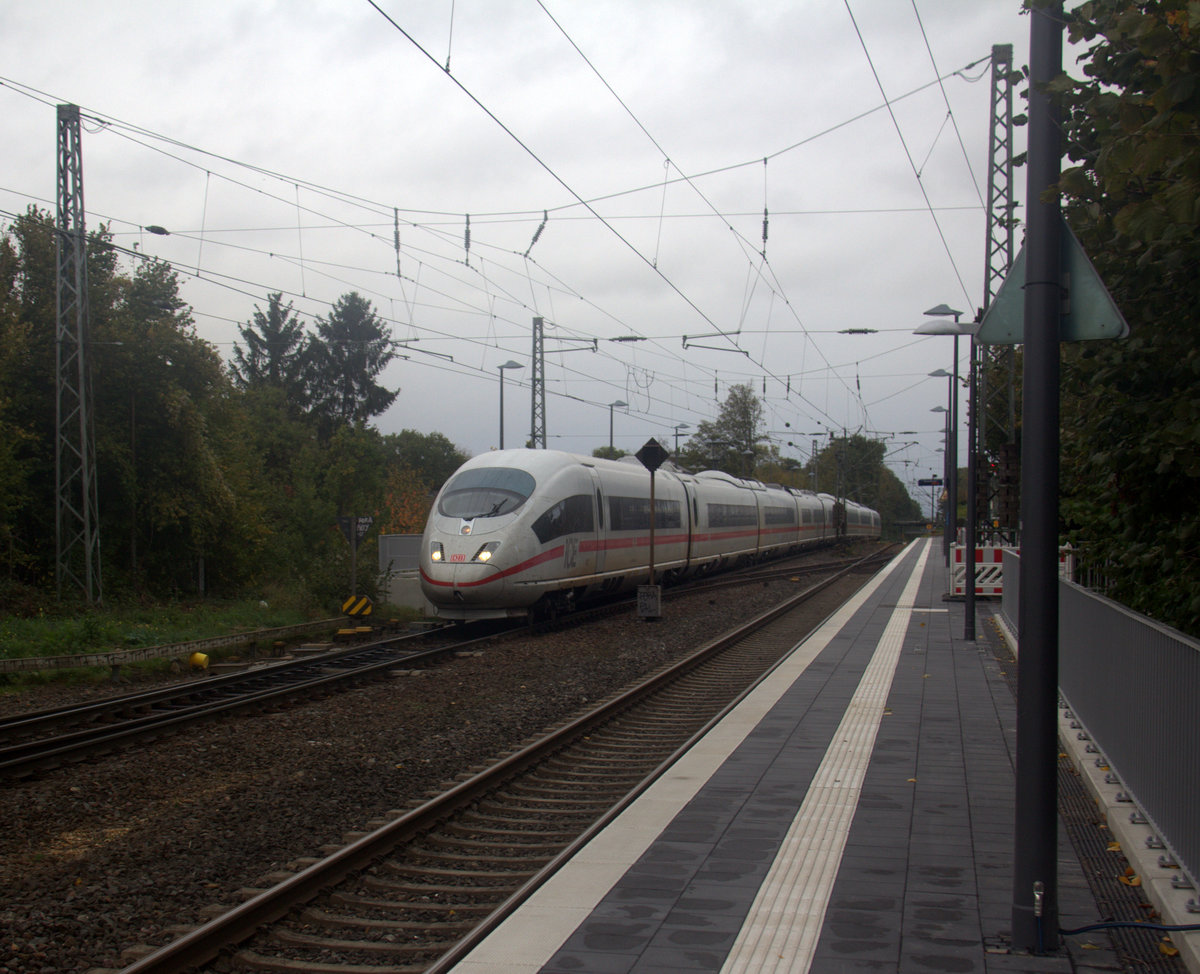 Der ICE3 DB aus Frankfurt am Main nach Brüssel-Süd kommt durch Kohlscheid als Umleiter aus Richtung Mönchengladbach,Herzogenrath und fährt in Richtung Aachen-West,Hbf und fährt die Kohlscheider-Rampe hoch. 
Aufgenommen von Bahnsteig 1 in Kohlscheid. 
Bei Wolken am Nachmittag vom 16.10.2019.