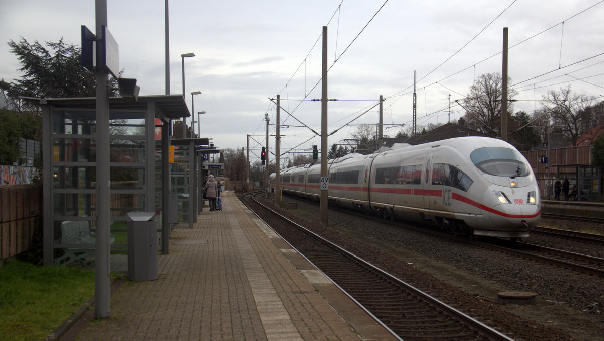 Der ICE3 DB aus Frankfurt am Main(D) nach Brüssel-Süd(B) und kommt aus Richtung Köln und rast durch Langerwehe in Richtung  Aachen.
Aufgenommen von Bahnsteig 4 in Langerwehe. 
Bei Sonne und Wolken am Mittag vom 20.12.2019.