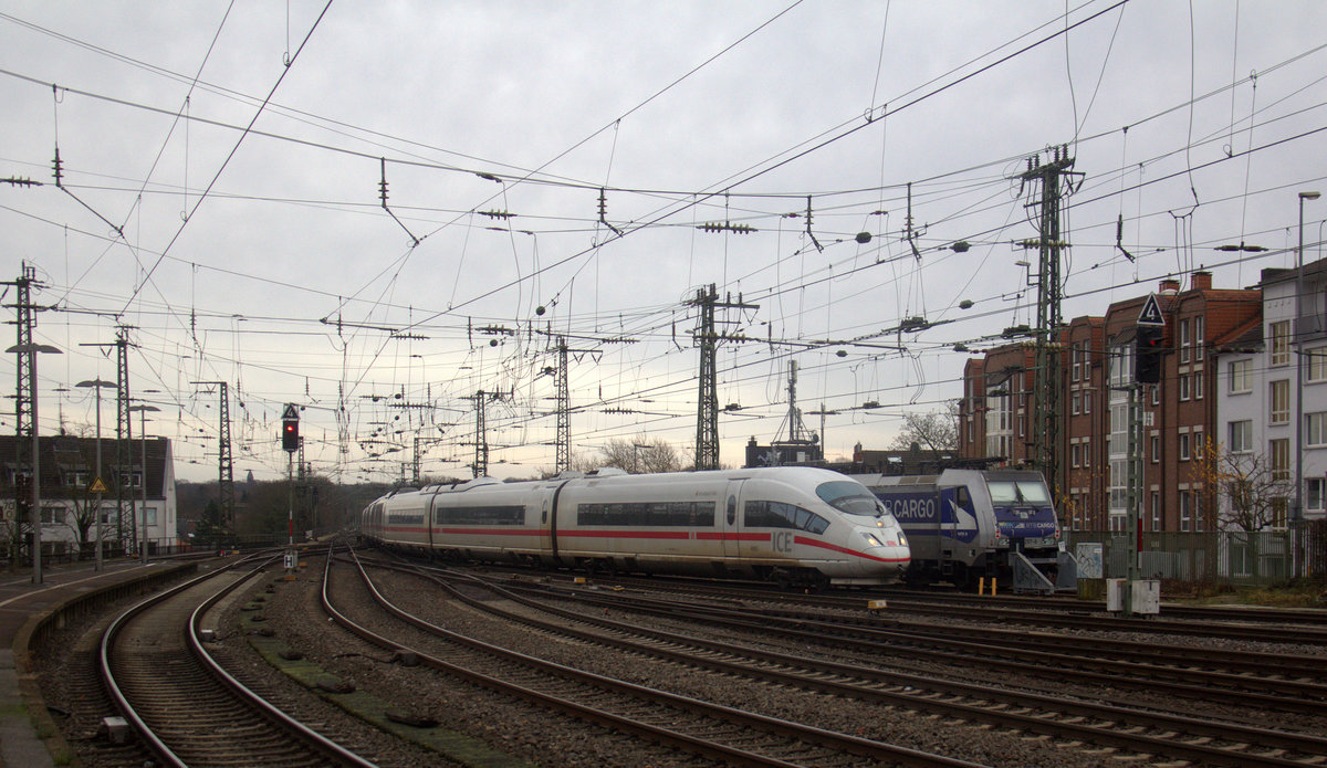 Der ICE3 DB aus Frankfurt am Main nach Brüssel-Süd(B) und kommt aus Richtung Köln und fährt gleich in den Aachener-Hbf ein. 
Aufgenommen vom Bahnsteig 2 vom Aachen-Hbf.
Bei Regenwolken am Nachmittag vom 26.12.2019.