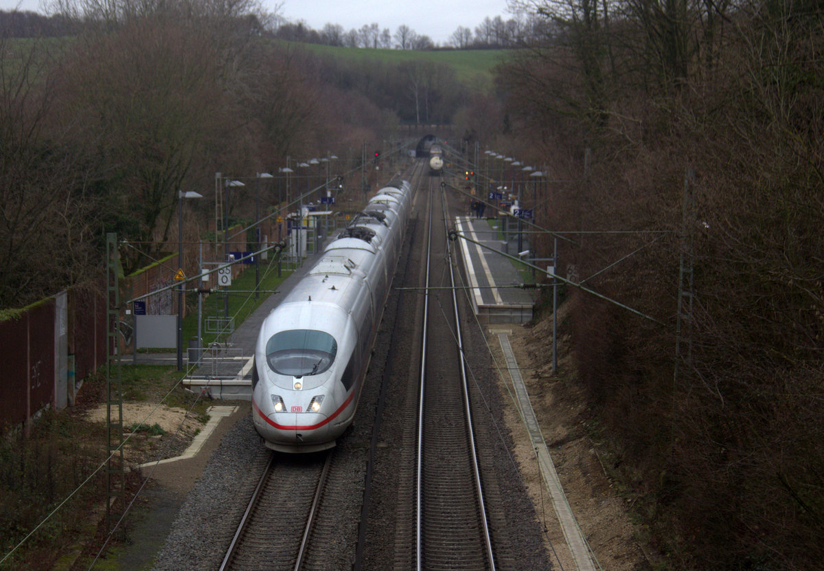 Der ICE3 DB aus Frankfurt am Main nach Brüssel-Süd(B) und kommt aus Köln-Ehrenfeld,Kerpen,Horrem,Buir,Merzenich,Düren,Langerwehe,Eschweiler-Hbf,Stolberg-Hbf(Rheinland) und fährt durch Aachen-Eilendorf in Richtung Aachen-Rothe-Erde,Aachen-Hbf.
Aufgenommen von der Eisenbahnbrücke Aachen-Eilendorf.
Am Nachmittag vom 4.1.2020.