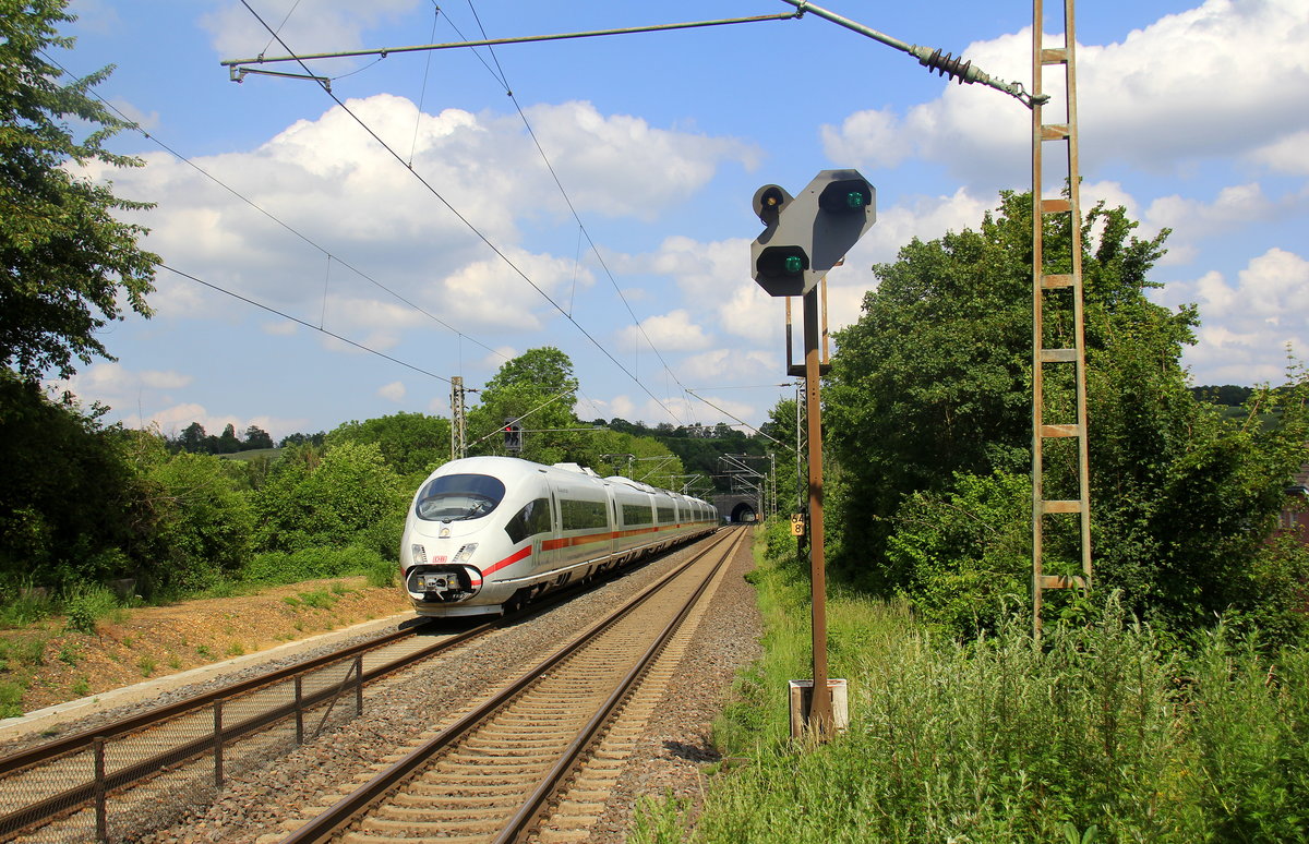 Der ICE3 DB aus Frankfurt-am-Main-Hbf(D) nach Brüssel-Süd(B) und kommt aus Richtung Köln-Hbf,Köln-Ehrenfeld,Kerpen,Horrem,Buir,Merzenich,Düren,Langerwehe,Eschweiler-Hbf,Stolberg-Hbf(Rheinland) und fährt durch Aachen-Eilendorf in Richtung Aachen-Rothe-Erde,Aachen-Hbf. Aufgenommen vom Bahnsteig 2 in Aachen-Eilendorf. 
Bei Sommerwetter am Nachmittag vom 15.6.2019.