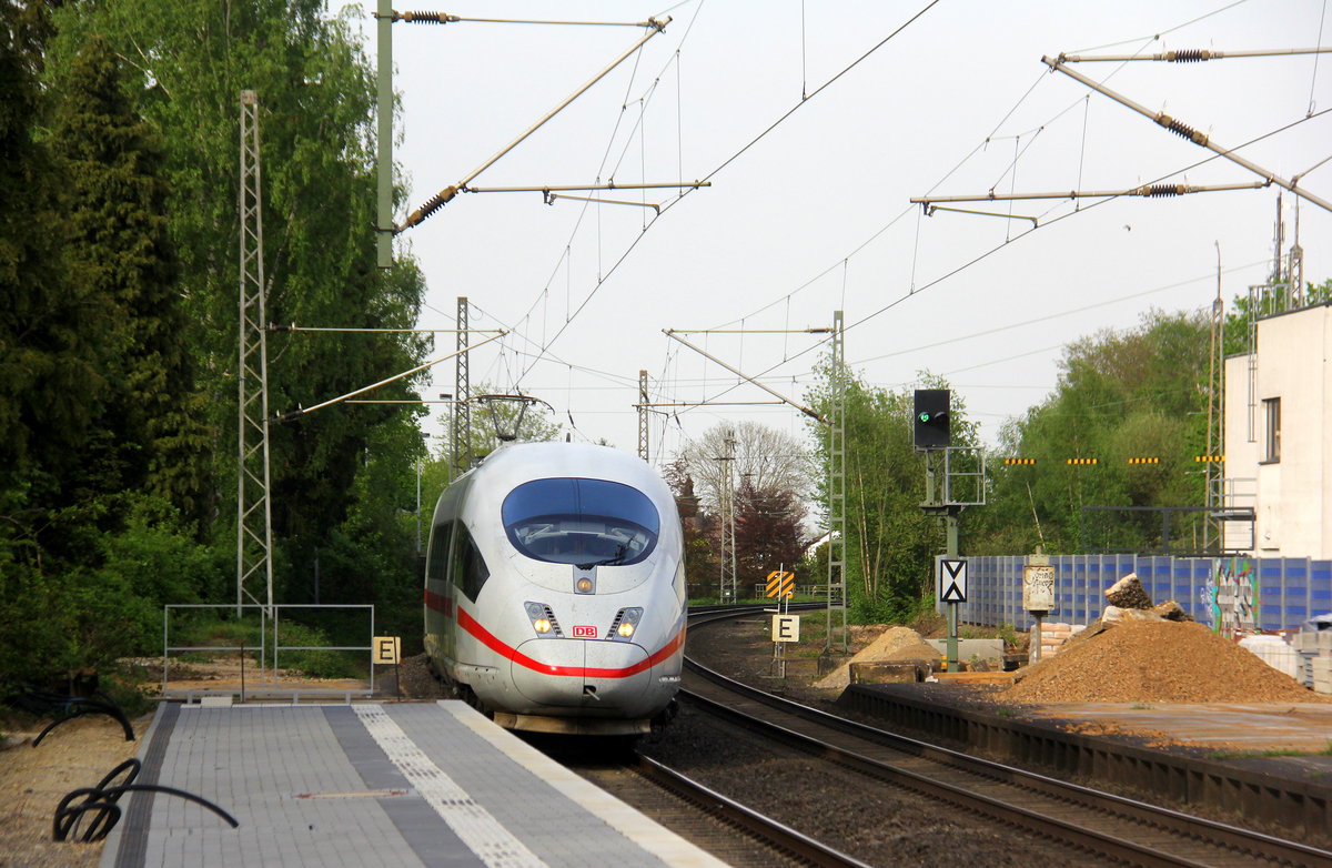 Der ICE3 DB aus Frankfurt-am-Main(D) nach Brüssel-Süd(B) kommt als Umleiter durch Erkelenz in Richtung Aachen. 
Aufgenommen vom Bahnsteig 1 in Erkelenz.
Bei Sommerwetter am Nachmittag vom 23.4.2019.
Und das ist mein 10000tes Bahnbild bei http://WWW.Bahnbilder de.