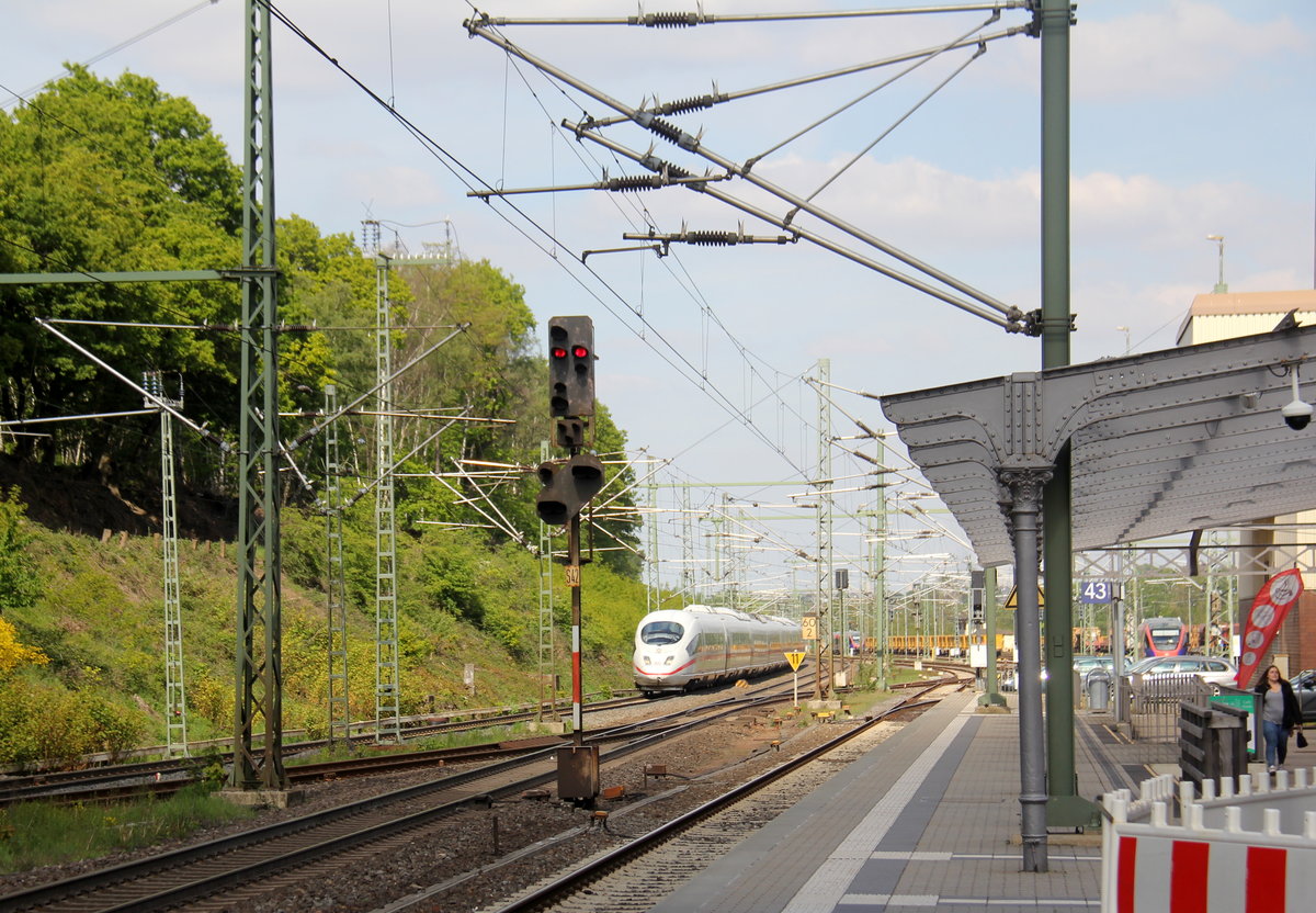 Der ICE3 DB aus Frankfurt-am-Main(D) nach Brüssel-Süd(B) und kommt aus Richtung Köln-Ehrenfeld,Kerpen,Horrem,Buir,Merzenich,Düren,Langerwehe,Eschweiler-Hbf und fährt durch den Stolberger-Hbf in Richtung Eilendorf,Aachen-Rothe Erde,Aachen-Hbf.
Aufgenommen vom Bahnsteig 43 in Stolberg-Hbf. 
Bei schönem Frühlingswetter am Nachmittag vom 14.5.2019. 