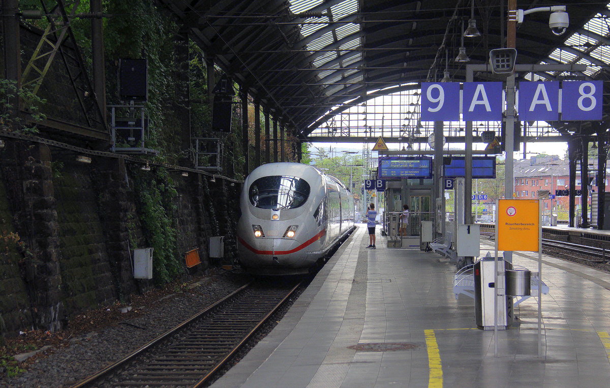 Der ICE3 von DB kommt aus Brüssel-Süd nach Frankfurt-am-Main-Hbf und hilt in Aachen-Hbf und fährt dann weiter in Richtung Köln.
Aufgenommen vom Bahnsteig 9 vom Aachen-Hbf.
Am 13.8.2018.
