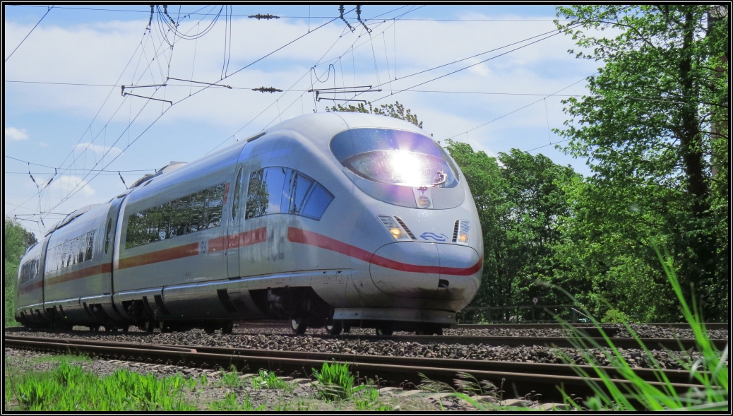 Der ICE3 Frankfurt-Brüssel verkehrt trotz Bahnstreik am 05.Mai.2015.Hier ist die NS Garnitur zu sehen im Gleisbogen am Bahnhof Eschweiler auf der Kbs 480.Szenario vom P&R Platz aus.Nächster Halt ist Aachen Hbf.