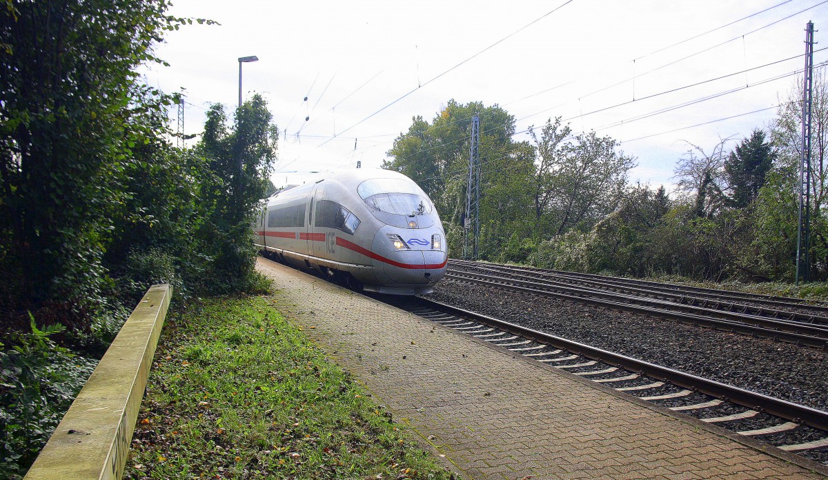 Der ICE3 NS aus Brüssel-Süd-Frankfurt am Main kommt aus Richtung Aachen-West als Umleiter und fährt durch Kohlscheid und fährt in Richtung Herzogenrath,Neuss. Bei schönem Herbstwetter am Nachmittag vom 12.10.2014.