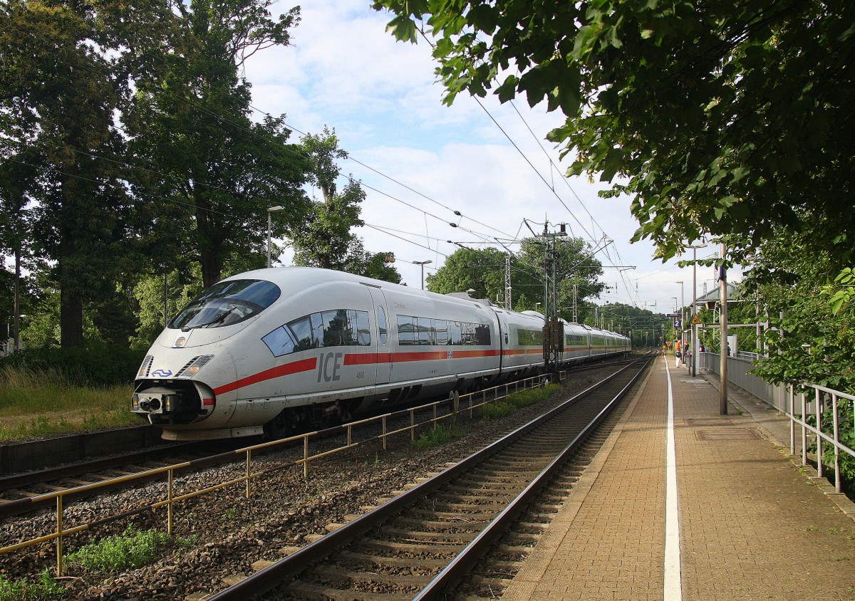 Der ICE3 NS  aus Brüssel-Süd-Frankfurt am Main kommt aus Richtung Aachen-West als Umleiter und fährt durch Kohlscheid und fährt in Richtung Herzogenrath,Neuss. 
Bei Sonne und Regenwolken am Morgen vom 8.7.2015.