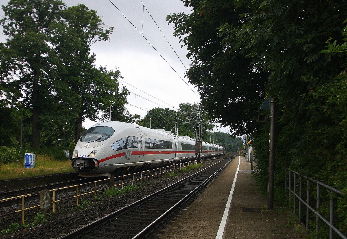 Der ICE3 NS aus Brüssel-Süd-Frankfurt am Main kommt aus Richtung Aachen-West als Umleiter und fährt durch Kohlscheid und fährt in Richtung Herzogenrath,Neuss. 
Bei Regenwetter am Nachmittag vom 13.7.2015. 