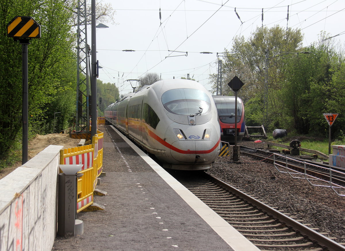 Der ICE3 NS  aus Brüssel-Süd(B) nach Frankfurt-am-Main(D) kommt aus Richtung Aachen-West als Umleiter und fährt durch Kohlscheid und fährt in Richtung Herzogenrath,Mönchengladach. Aufgenommen von Bahnsteig 1 in Kohlscheid.
Bei Sommerwetter am Nachmittag vom 23.4.2019.