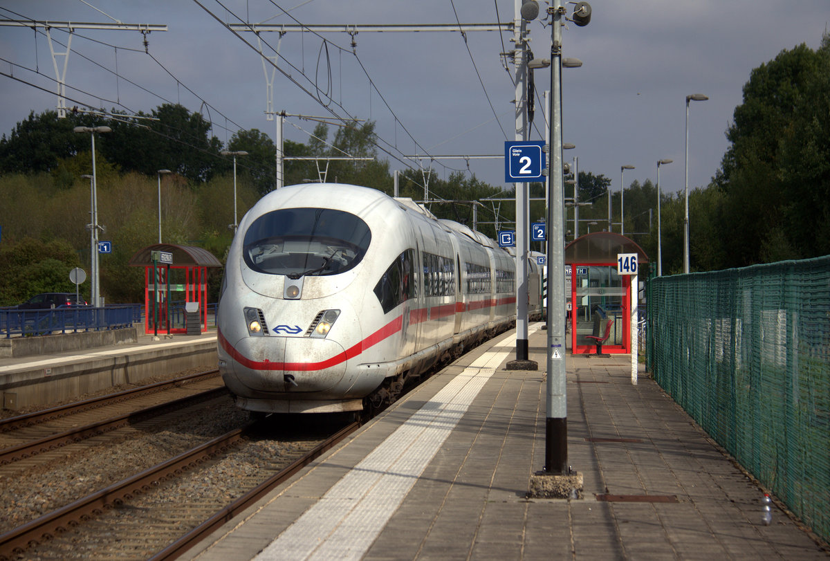 Der ICE3 NS aus Frankfurt am Main nach Brüssel-Süd(B) und kommt aus Richtung Aachen-Hbf(D), Aachen-Süd(D) und fährt durch den Bahnhof von Hergenrath(B) in Richtung Lüttich(B). Aufgenommen vom Bahnsteig 2 in Hergenrath(B).
Bei Sommerwetter am Vormittag vom 16.8.2018.