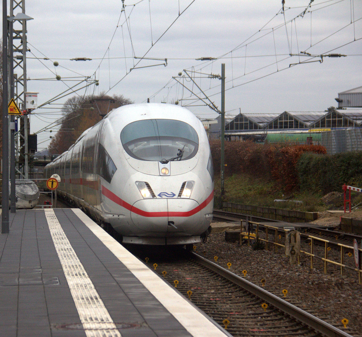 Der ICE3 NS aus Frankfurt am Main nach Brüssel-Süd kommt durch Kohlscheid als Umleiter aus Richtung Mönchengladbach,Herzogenrath und fährt in Richtung Aachen-West,Hbf und fährt die Kohlscheider-Rampe hoch. 
Aufgenommen von Bahnsteig 2 in Kohlscheid. 
Bei Wolken am Kalten Mittag vom 7.12.2019.