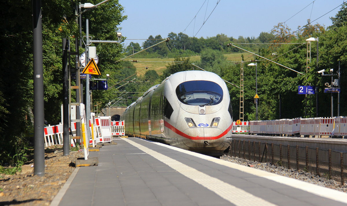 Der ICE3 NS aus Frankfurt-am-Main-Hbf(D) nach Brüssel-Süd(B) und kommt aus Richtung Köln-Hbf,Köln-Ehrenfeld,Kerpen,Horrem,Buir,Merzenich,Düren,Langerwehe,Eschweiler-Hbf,Stolberg-Hbf(Rheinland) und fährt durch Aachen-Eilendorf in Richtung Aachen-Rothe-Erde,Aachen-Hbf.
Aufgenommen vom Bahnsteig 1 in Aachen-Eilendorf. 
Bei Sommerwetter am Nachmittag vom 29.6.2018.