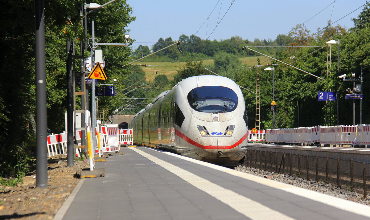 Der ICE3 NS aus Frankfurt-am-Main-Hbf(D) nach Brüssel-Süd(B) und kommt aus Richtung Köln-Hbf,Köln-Ehrenfeld,Kerpen,Horrem,Buir,Merzenich,Düren,Langerwehe,Eschweiler-Hbf,Stolberg-Hbf(Rheinland) und fährt durch Aachen-Eilendorf in Richtung Aachen-Rothe-Erde,Aachen-Hbf.
Aufgenommen vom Bahnsteig 1 in Aachen-Eilendorf. 
Bei Sommerwetter am Nachmittag vom 29.6.2018.